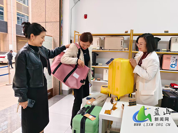 蓝山县：展会落幕热潮未散 皮具箱包特色街嗨购续航1.jpg