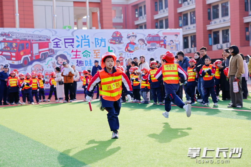 孩子们在运动中学到消防知识。