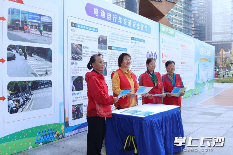 雷锋志愿者现场宣传文明骑行理念。