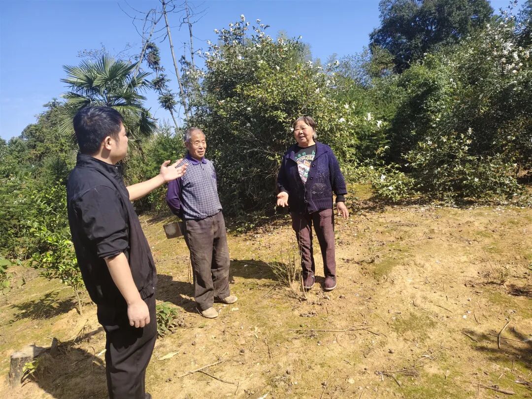 郭佳走访当地农户