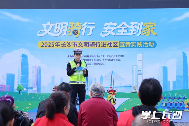 交警向外卖骑手、市民朋友宣讲文明骑行理念。 均为长沙晚报全媒体记者刘俊摄