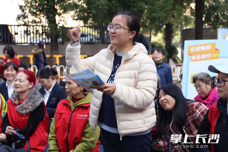 现场市民朋友踊跃回答提问。