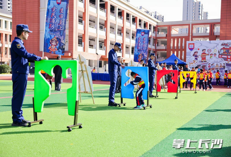 孩子们在参加趣味运动会。 均为长沙晚报通讯员 李有义 摄