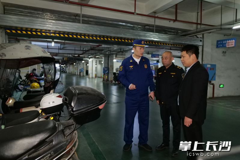 图为执法人员在检查。长沙晚报通讯员 李有义 摄 图为执法人员在检查。长沙晚报通讯员 李有义 摄