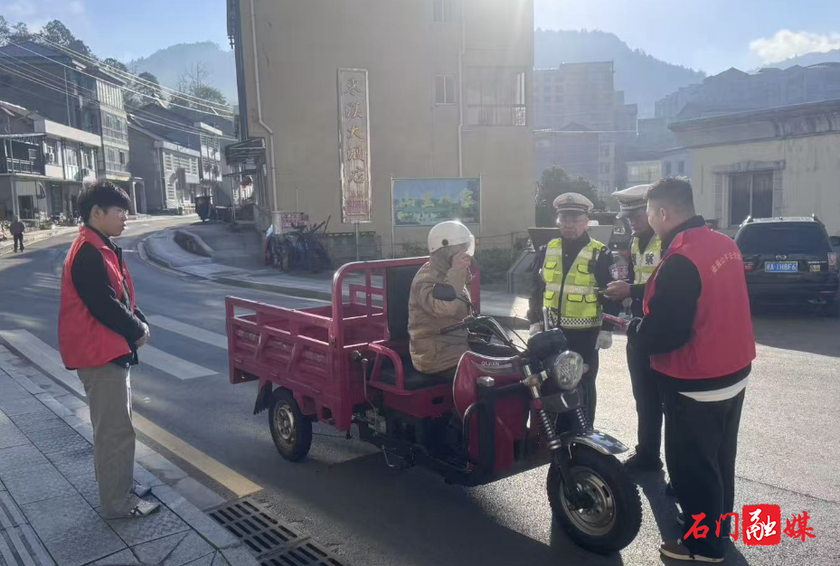 壶瓶山镇:开展道路交通安全宣传活动1.jpg 壶瓶山镇:开展道路交通安全宣传活动1.jpg
