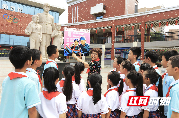 雷锋辅导过的学生陈雅娟给雷锋小学的少先队员讲述雷锋当她的辅导员的故事.jpg 雷锋辅导过的学生陈雅娟给雷锋小学的少先队员讲述雷锋当她的辅导员的故事.jpg