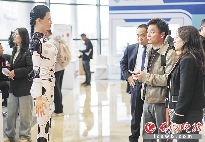 现场展出的人形机器人吸引了大家的目光。本版图片均为长沙晚报全媒体记者 邹麟 摄