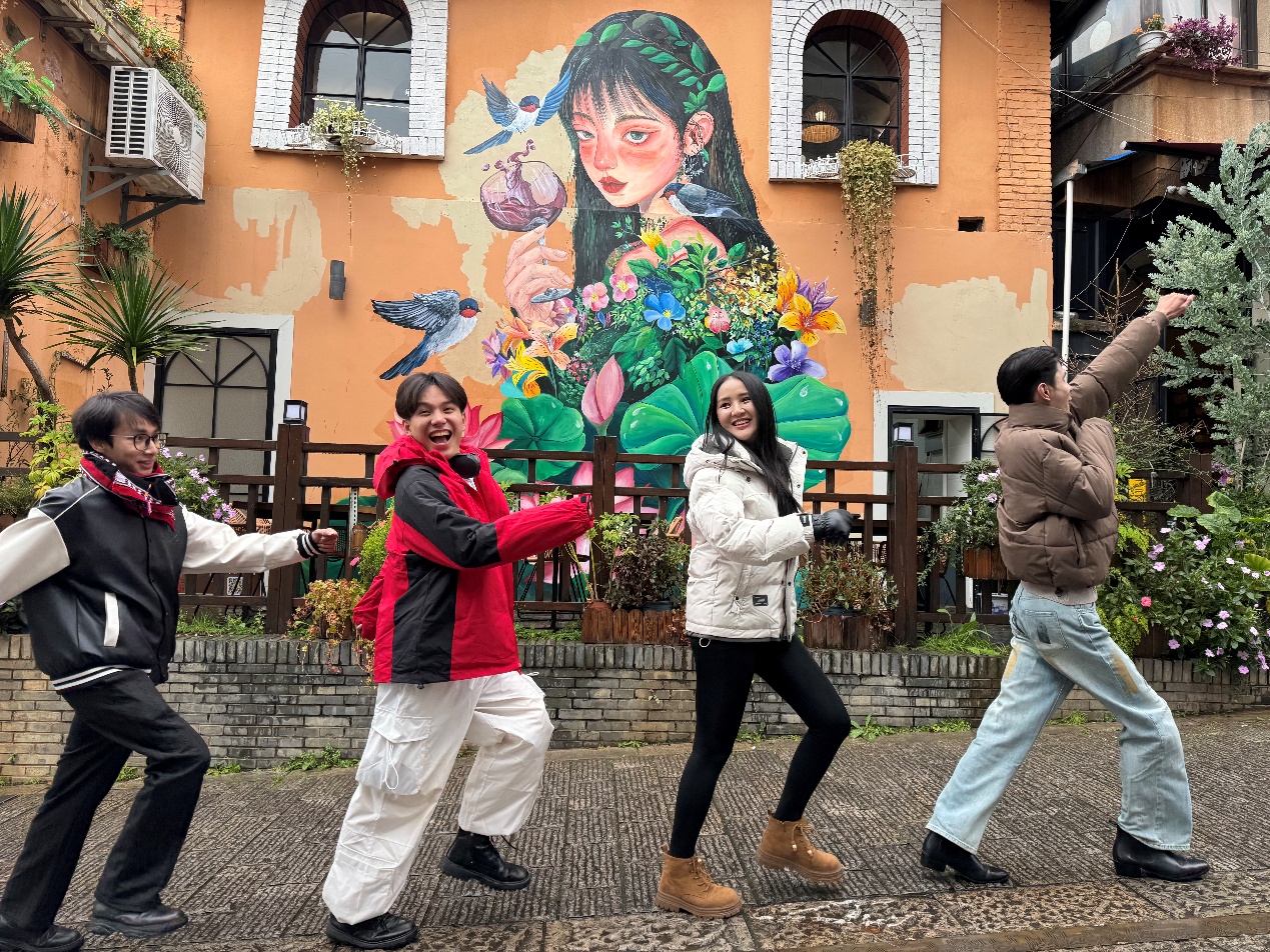 用脚步丈量，把镜头拉开：他们成为和美云南的