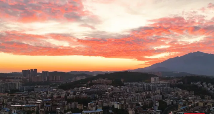 宜章县：夕阳美如画 城区现火烧云美景