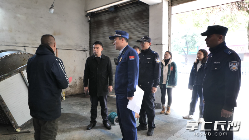 执法人员在检查中。 长沙晚报通讯员 李有义 摄 执法人员在检查中。 长沙晚报通讯员 李有义 摄