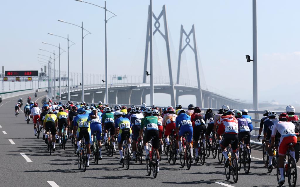 △11月8日,参赛选手在港珠澳大桥骑行。当日进行的第十五届全国运动会公路自行车男子个人赛,赛道全程231.8公里,选手经过港珠澳大桥,跨越粤港澳三地。图源:新华社