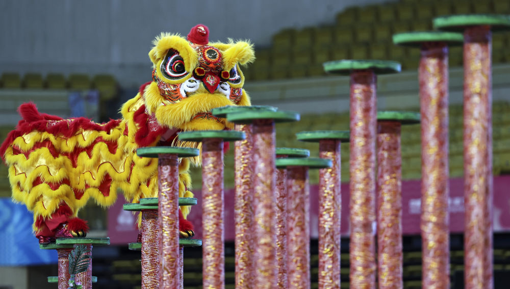 ?11月11日，粵港澳聯(lián)隊(duì)在第十五屆全國(guó)運(yùn)動(dòng)會(huì)群眾展演舞龍舞獅南獅自選項(xiàng)目決賽中獲得一等獎(jiǎng)。新華社記者 王鵬 攝