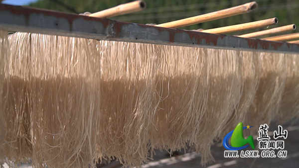 大桥瑶族乡大桥村:红薯深加工 “晒”出好“钱”景1.jpg 大桥瑶族乡大桥村:红薯深加工 “晒”出好“钱”景1.jpg