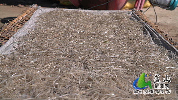 大桥瑶族乡大桥村:红薯深加工 “晒”出好“钱”景2.jpg 大桥瑶族乡大桥村:红薯深加工 “晒”出好“钱”景2.jpg