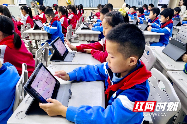 学生用平板答题,老师根据学情精准指导.jpg 学生用平板答题,老师根据学情精准指导.jpg