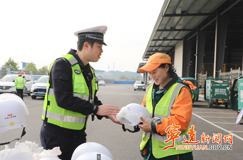 宁远交警为快递企业送上“平安礼”_副本500.png