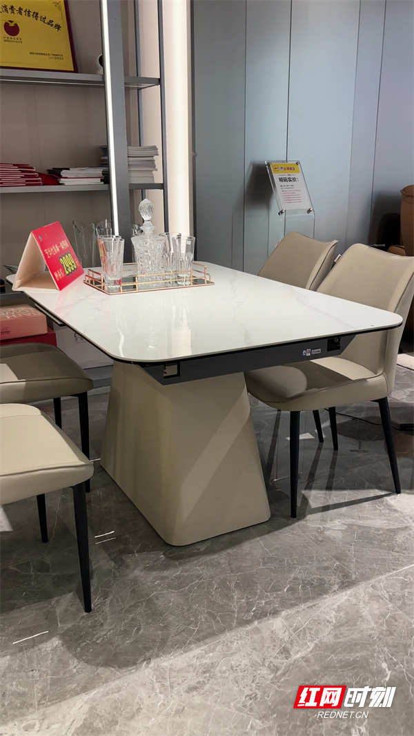 餐桌.png 餐桌.png