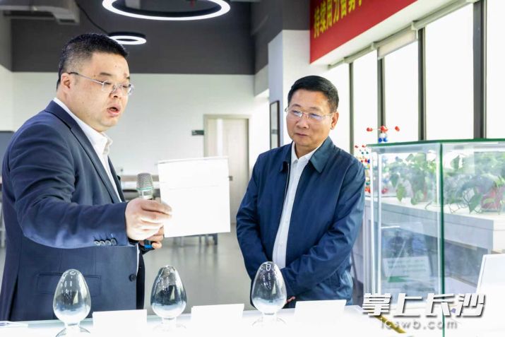 陈博彰在巴斯夫杉杉电池材料有限公司调研公司生产经营情况。 均为长沙晚报全媒体记者董阳摄
