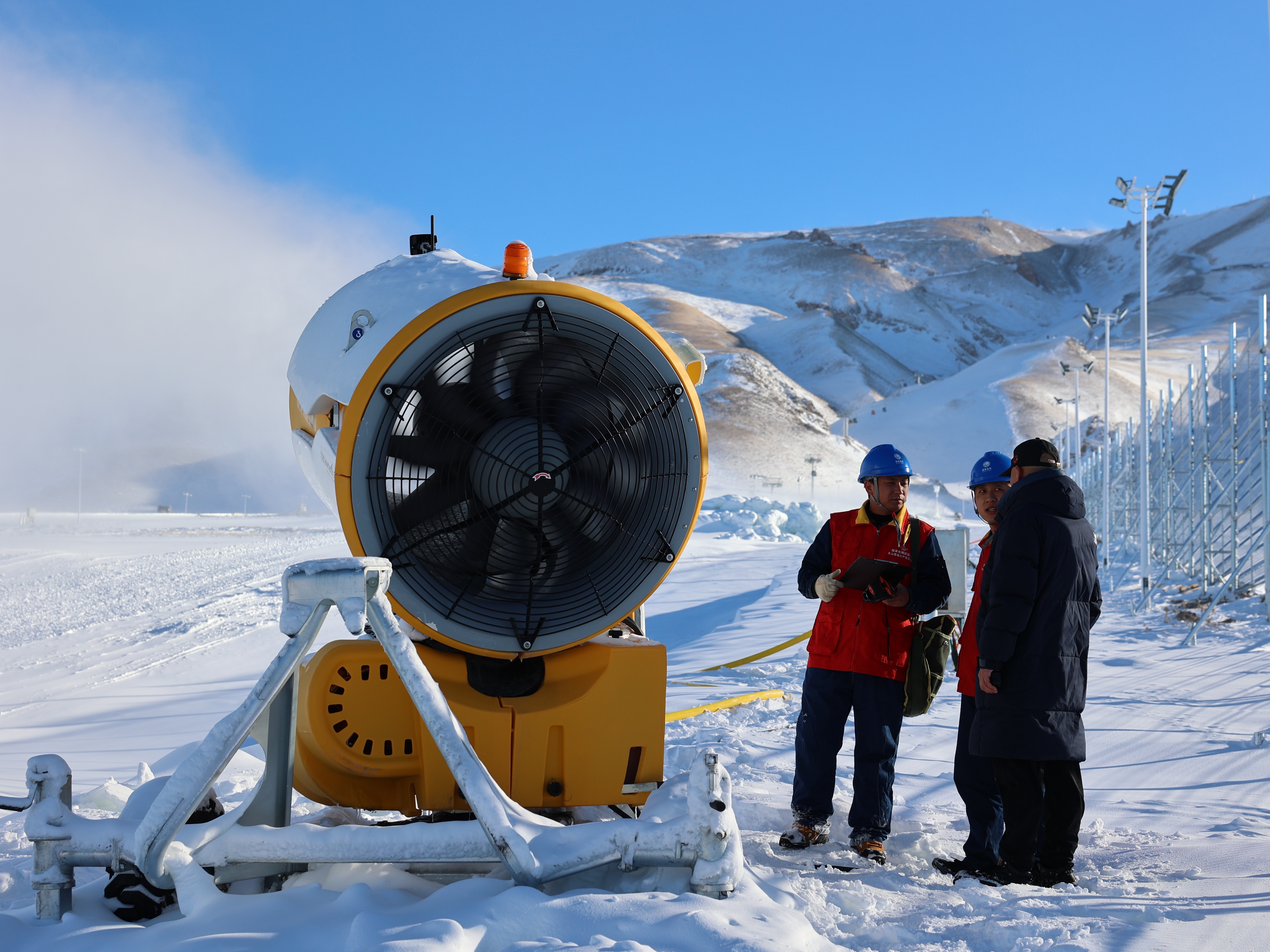 全球传感吸引游客。新疆赛里木湖冬季旅游人气