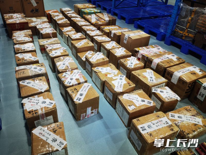 近日,湖南成功破获系列涉嫌走私烟斗丝案件。 近日,湖南成功破获系列涉嫌走私烟斗丝案件。