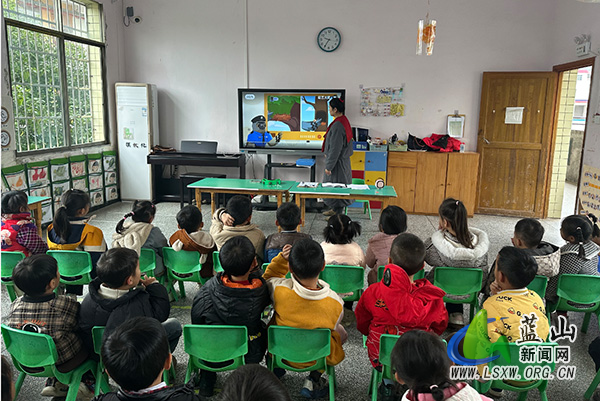 毛俊中心幼儿园开展冬季保护鸟类安全教育活动.jpg 毛俊中心幼儿园开展冬季保护鸟类安全教育活动.jpg