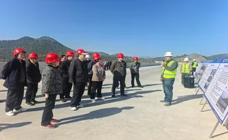 市人大常委会组织离退休同志开展考察活动