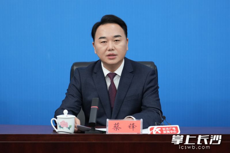 望城区委副书记、区长蔡锋回答记者提问。长沙晚报通讯员 黄卓鹏 摄 望城区委副书记、区长蔡锋回答记者提问。长沙晚报通讯员 黄卓鹏 摄