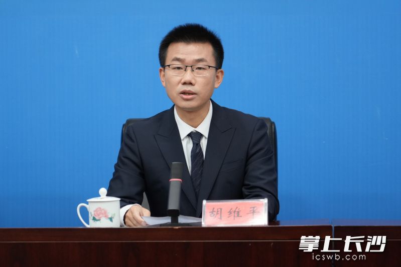 望城区工业和信息化局党组书记、局长胡维平回答记者提问。长沙晚报通讯员 黄卓鹏 摄