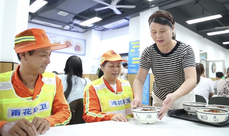 李红英给环卫工人送上热气腾腾的面。受访单位供图