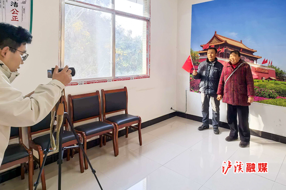 白羊溪与天安门合影.jpg 白羊溪与天安门合影.jpg