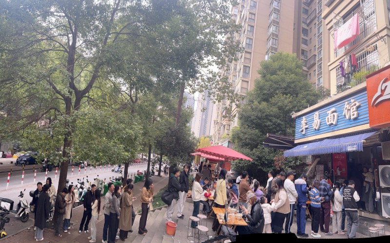 早上顾客在李易面馆门前排队吃面。受访单位供图