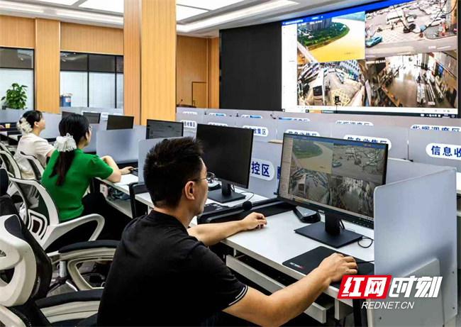县综治中心北区指挥中心，实时监测社会面风险预警。.jpg