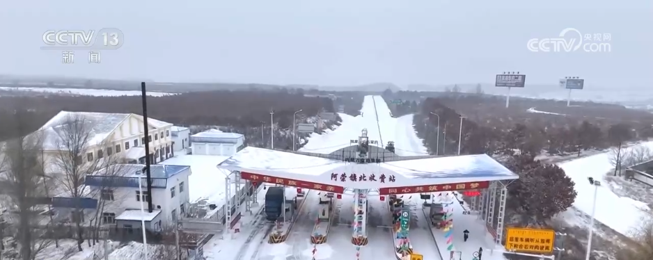 多地以雪为“令”迅速响应 联动开展除雪保畅工作