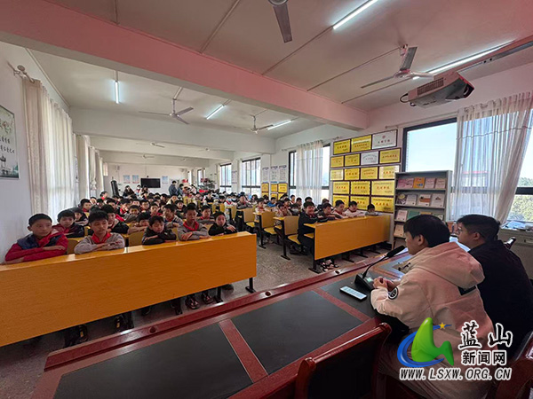 蓝山县塔峰镇第六完小开展高年级男生青春期安全教育讲座.jpg