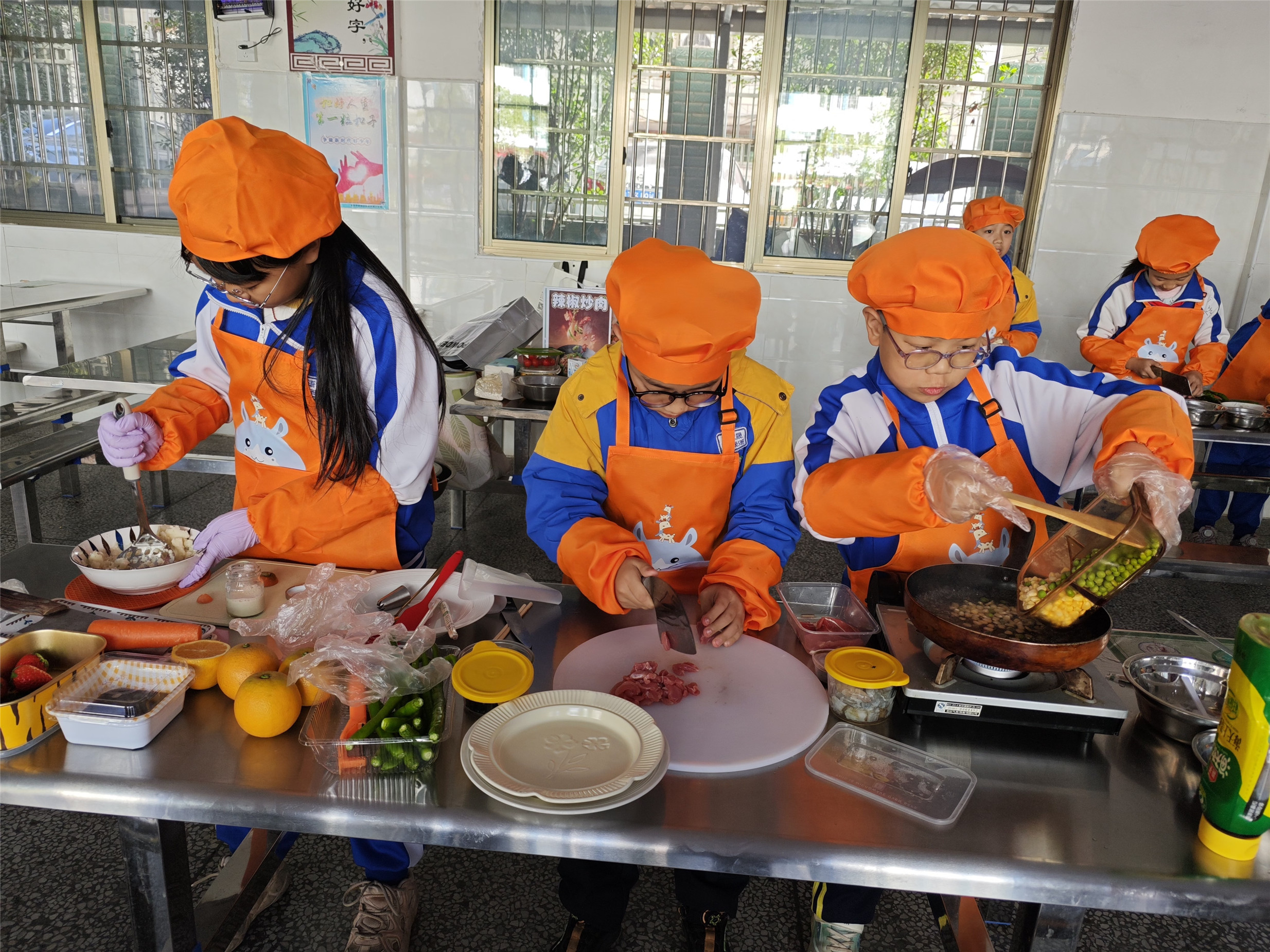 【耒阳站】实验小学金杯塘分校：“烹”然心动赛厨艺，煎炸蒸煮秀绝活