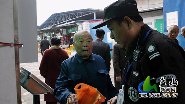 县市场服务中心：“公平秤”+“检测室” 守护“菜篮子”安全2.jpg