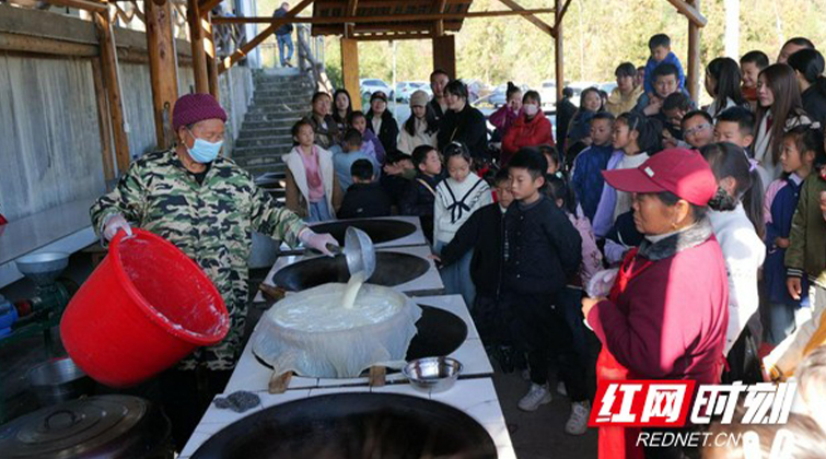 凤凰县：红领巾趣课堂走进满家村  农耕体验解锁成长新玩法