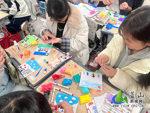 蓝山二中开展“家庭自画像”心理黏土课.jpg