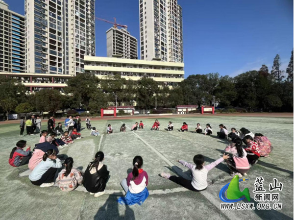 三蓝学校开展“拥抱阳光,润泽心灵”心理健康活动.jpg 三蓝学校开展“拥抱阳光,润泽心灵”心理健康活动.jpg