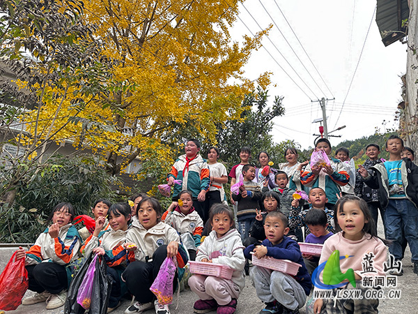 荆竹瑶族乡中心小学开展“采撷金菊,劳作知趣”劳动实践活动.jpg 荆竹瑶族乡中心小学开展“采撷金菊,劳作知趣”劳动实践活动.jpg
