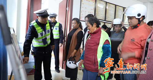 宁远:交警进村“零距离”普及交通安全知识_副本500.png 宁远:交警进村“零距离”普及交通安全知识_副本500.png