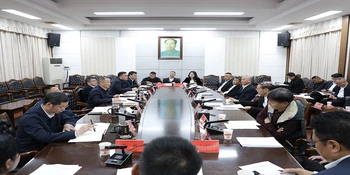 郑湘主持召开离退休老同志情况通报会暨县委“十五五”规划《建议》征求意见座谈会