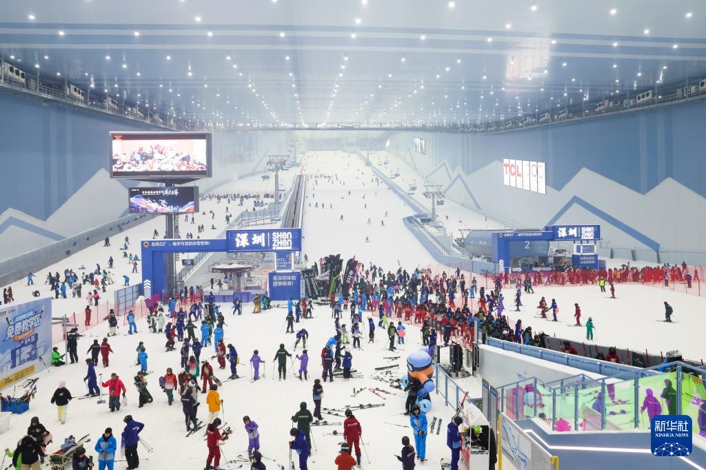 10月7日,滑雪爱好者在深圳·前海冰雪世界内滑雪。新华社记者 梁旭 摄