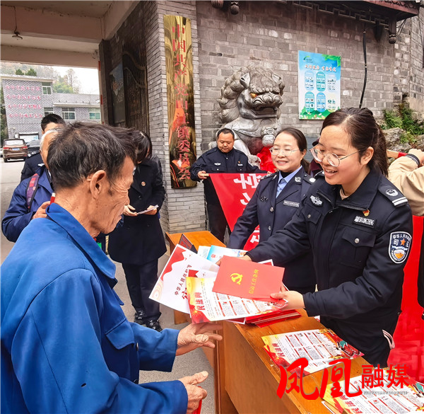 向群众发放普法宣传资料.jpg 向群众发放普法宣传资料.jpg