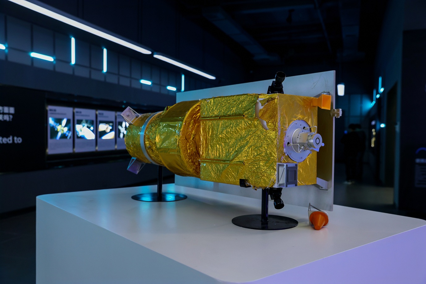 北斗产业园的展厅内的卫星模型。石亮摄