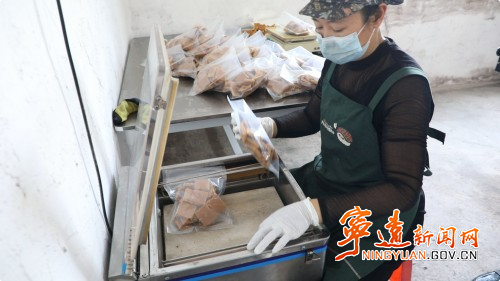 宁远：非遗古法熬红糖 甜蜜产业铺就致富路2_副本500.jpg