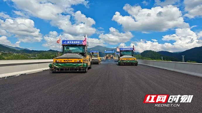城龙高速公路路面第二合同段项目主线沥青面层施工圆满完成