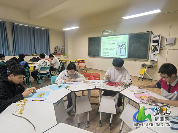 塔峰中学开展“拾叶绘心,感受美好”心理团辅活动.jpg 塔峰中学开展“拾叶绘心,感受美好”心理团辅活动.jpg