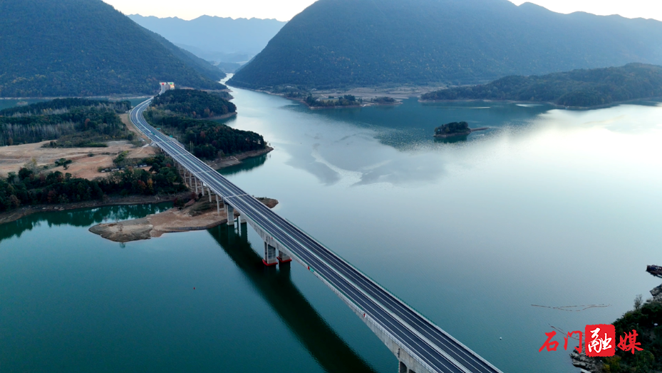 石门仙阳湖：落日熔金映千岛 湖光山色醉游人1.png