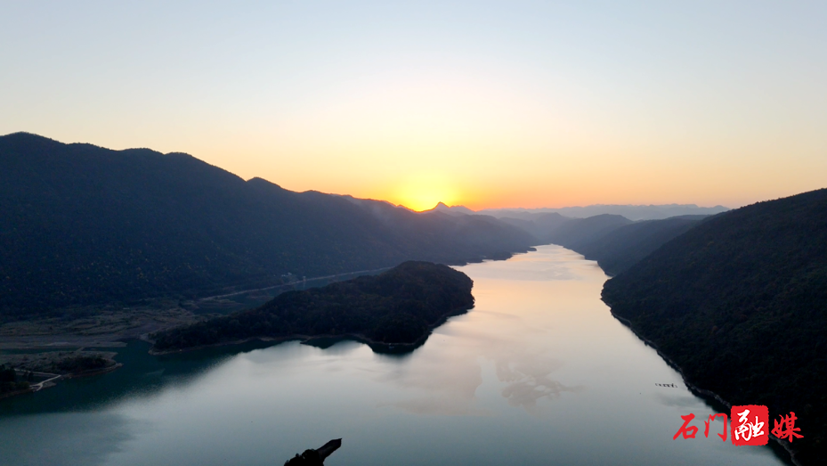 石门仙阳湖：落日熔金映千岛 湖光山色醉游人4.png